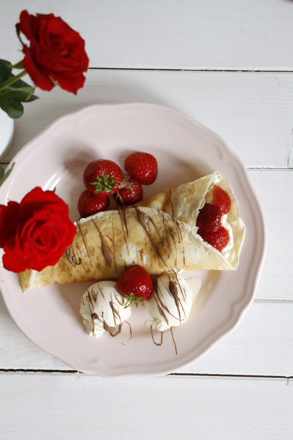 Sommer-Dessert: Crêpes mit Erdbeeren und Vanille-Sahne - Lavendelblog