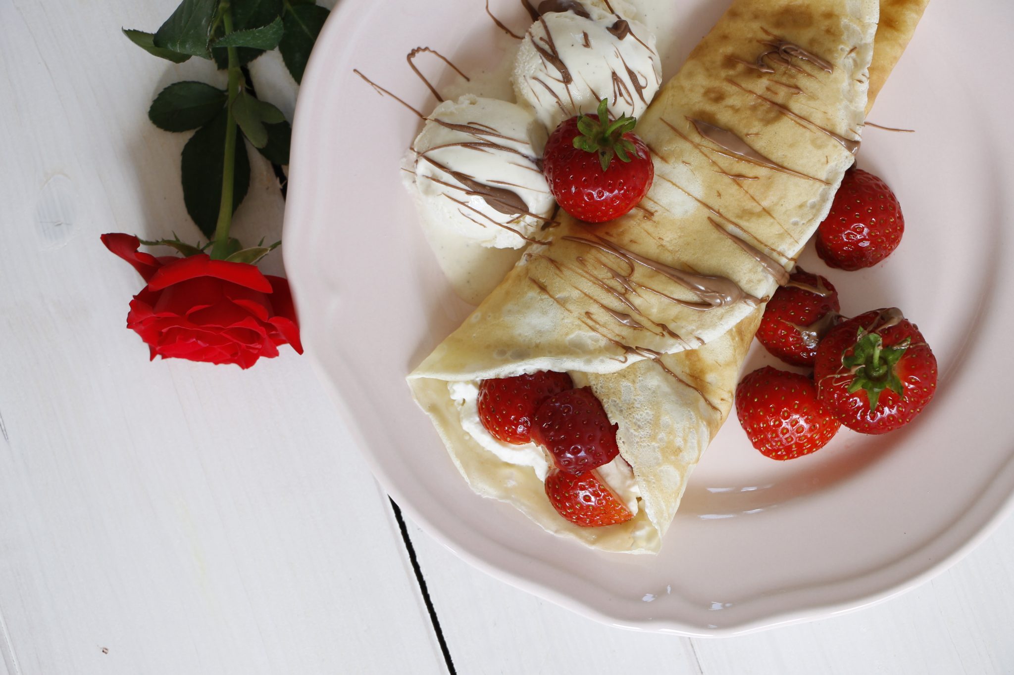 Sommer-Dessert: Crêpes mit Erdbeeren und Vanille-Sahne - Lavendelblog