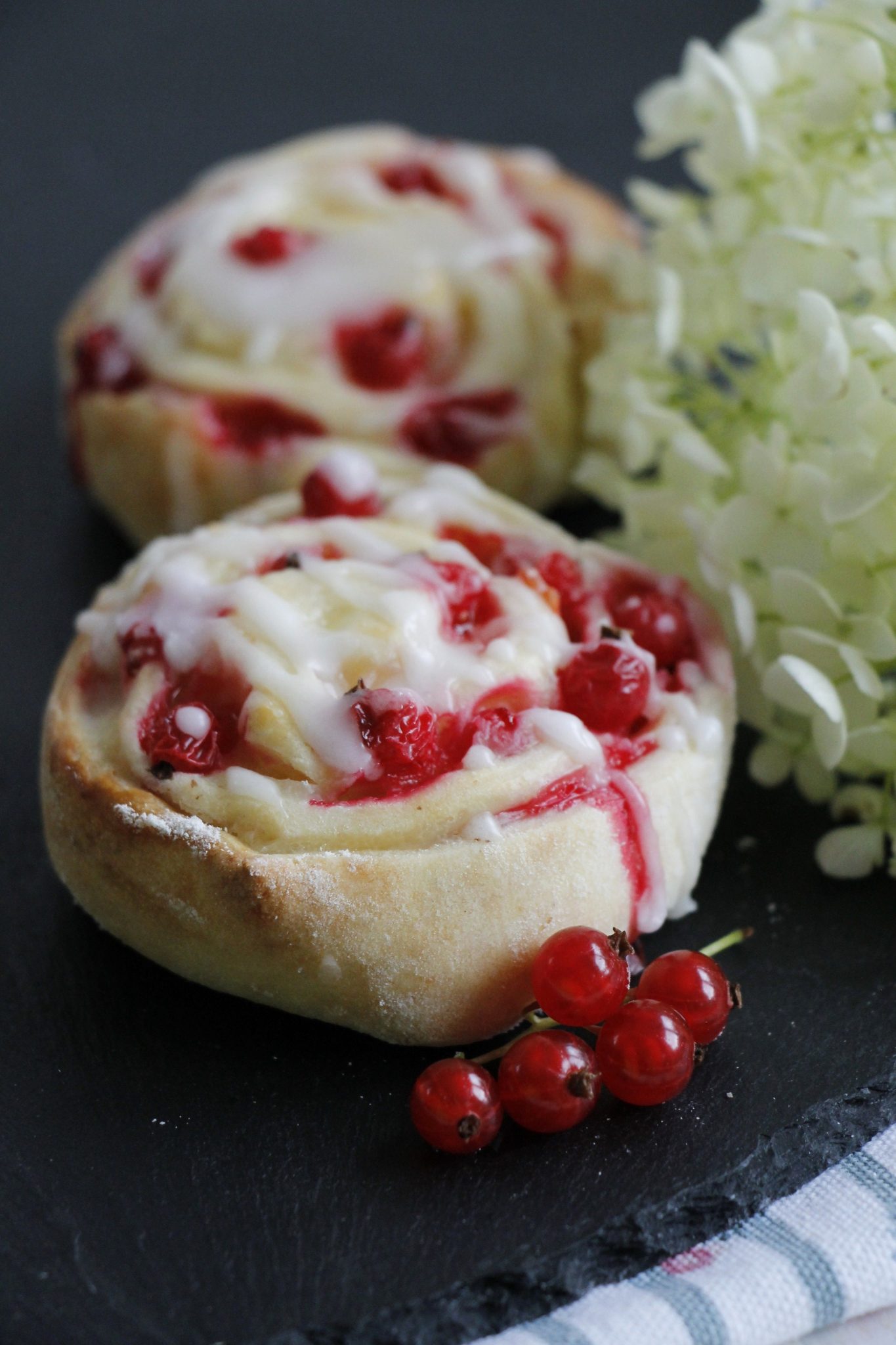 Johannisbeer-Pudding-Schnecken