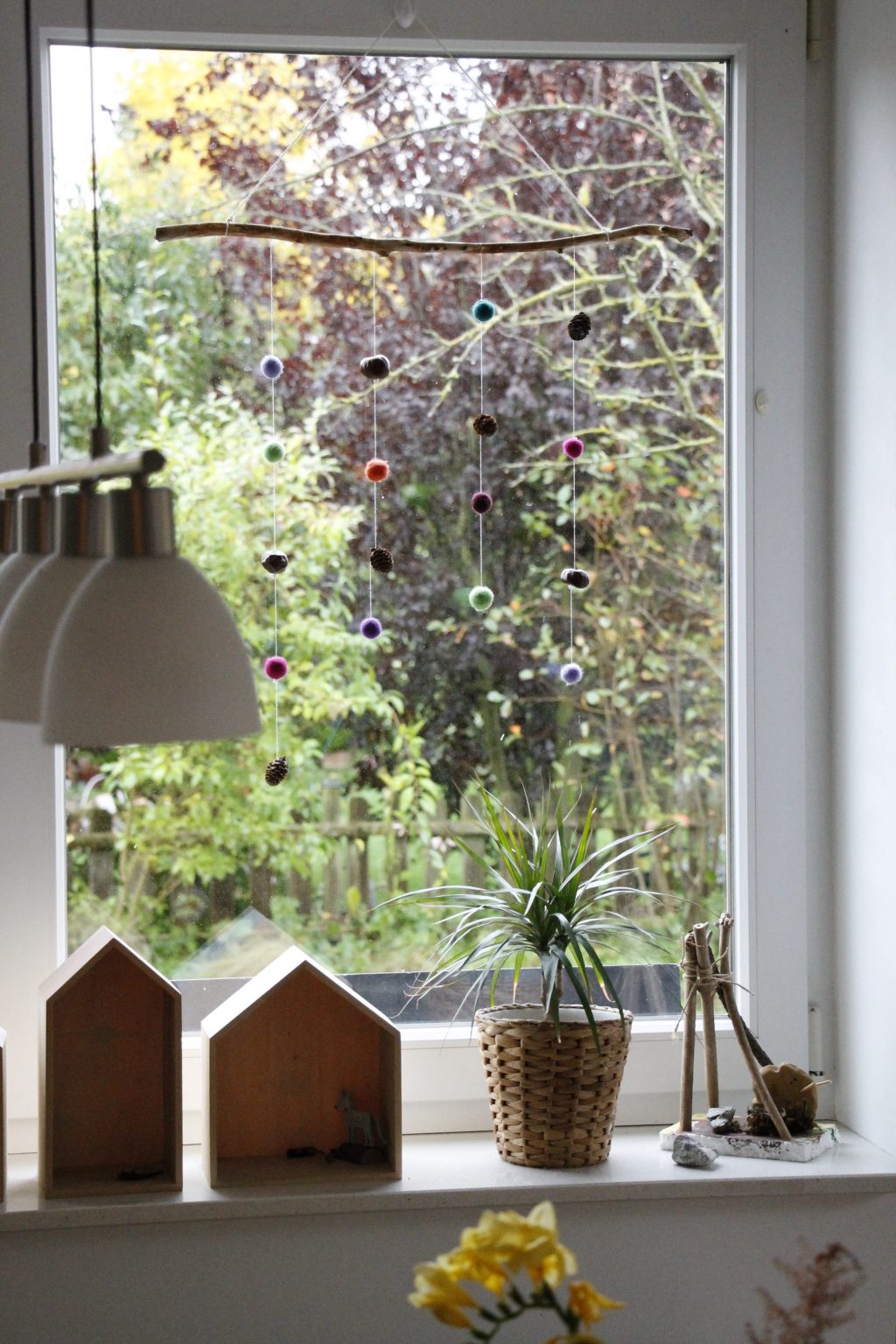 Herbstdeko fürs Fenster FilzkugelMobile mit