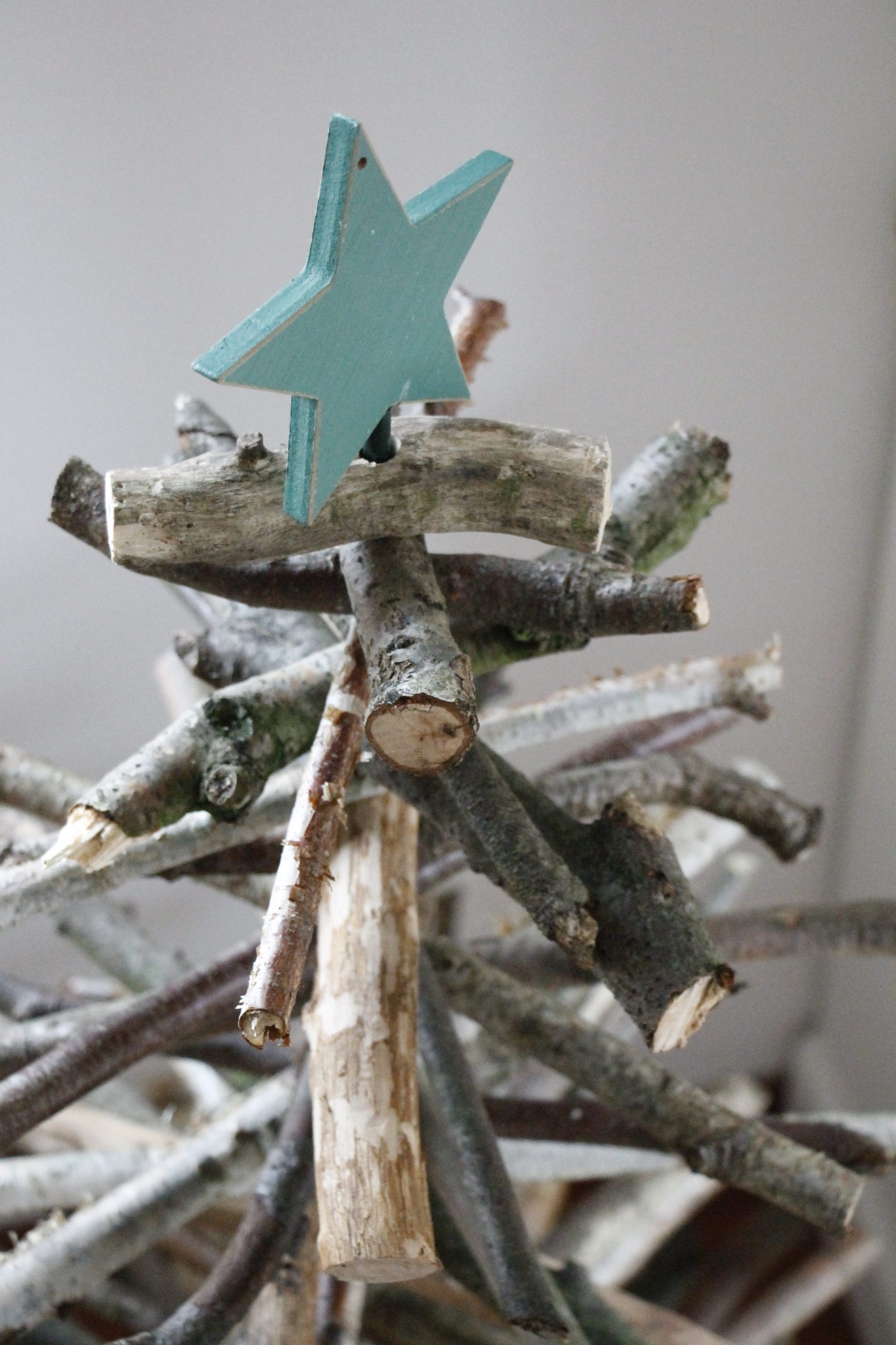 Weihnachtsbaum aus Ästen bauen - Lavendelblog