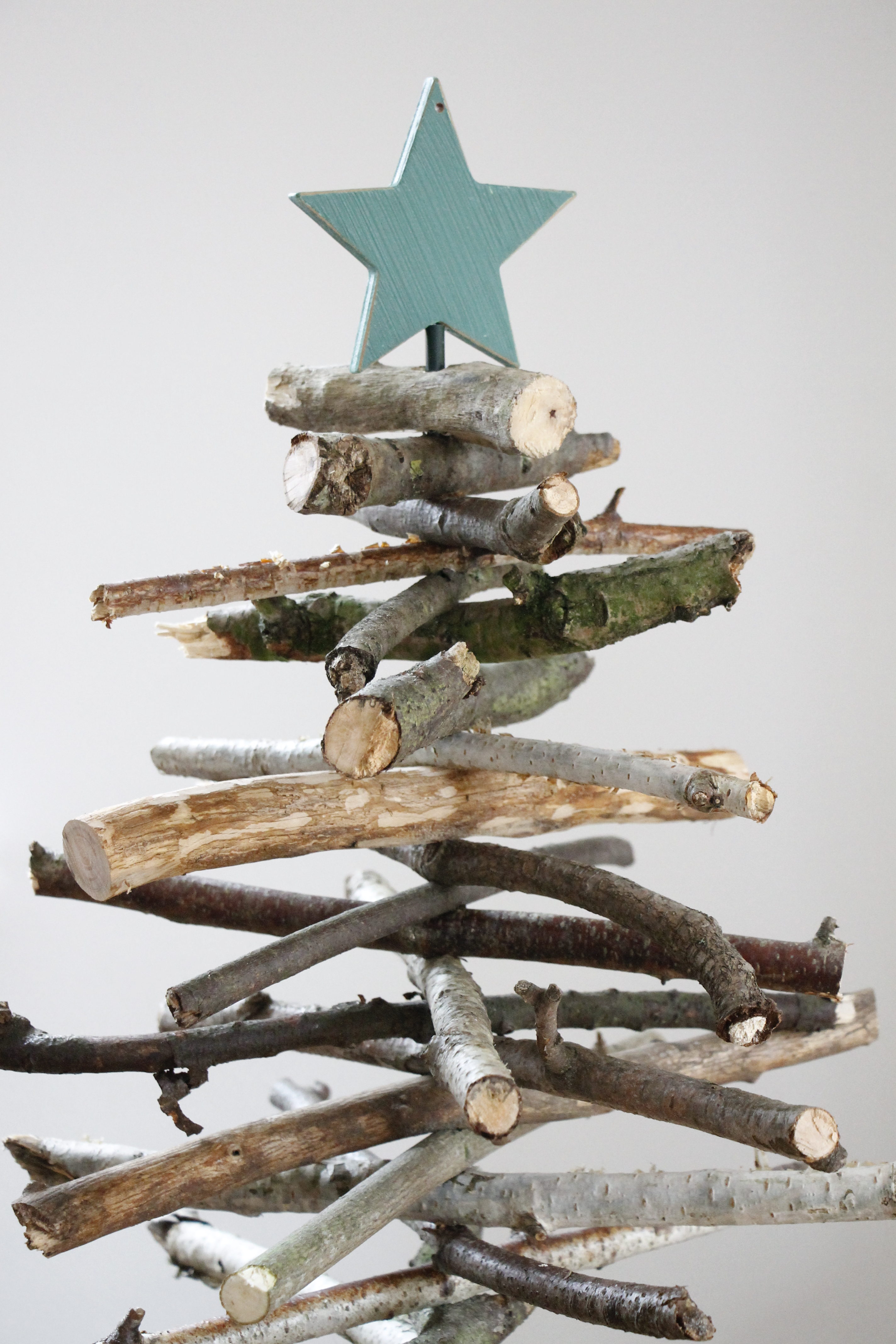 Weihnachtsbaum aus Ästen bauen Lavendelblog