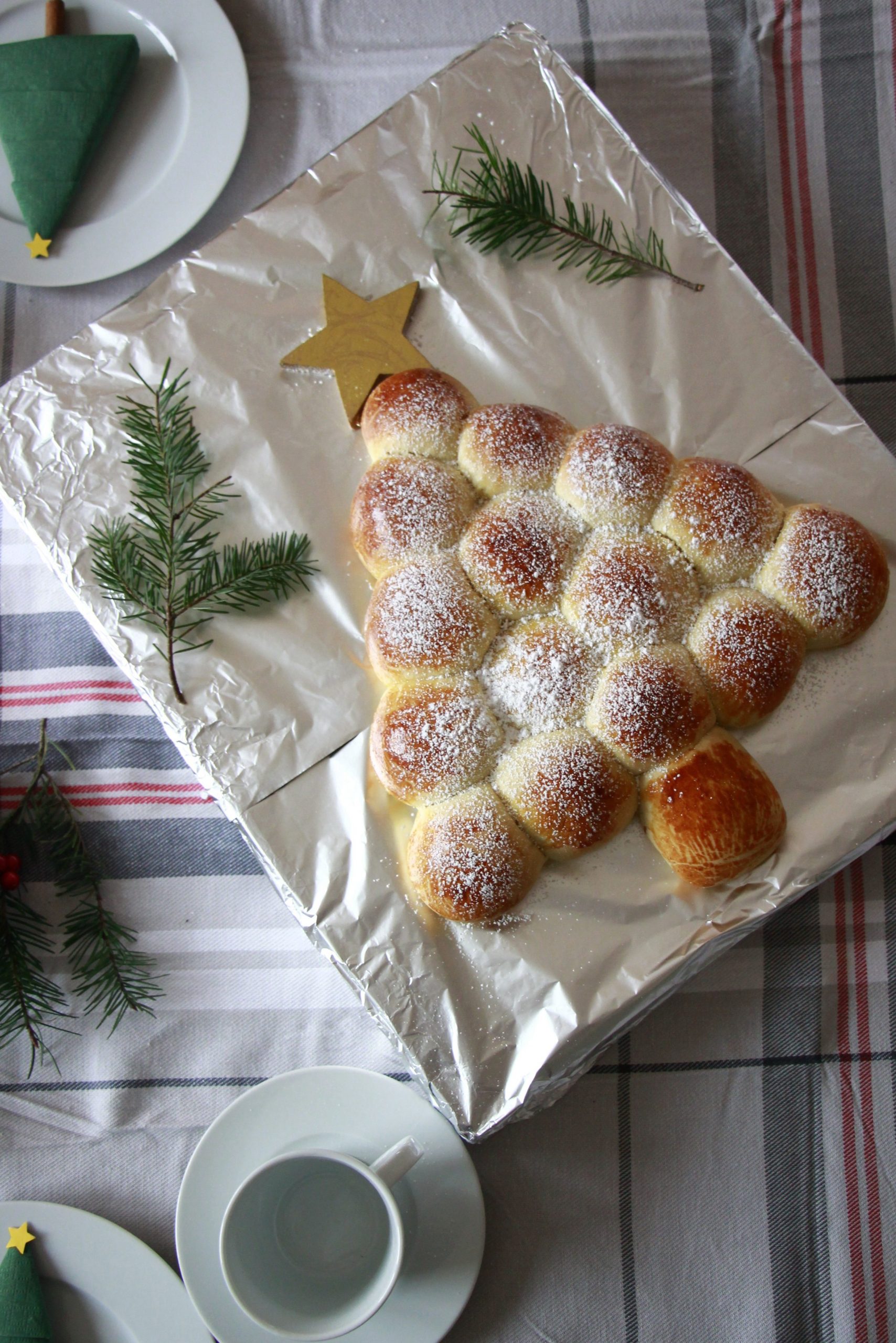 Anzeige: Ein Hefeteig-Weihnachtsbaum und ein weihnachtlich gedeckter ...