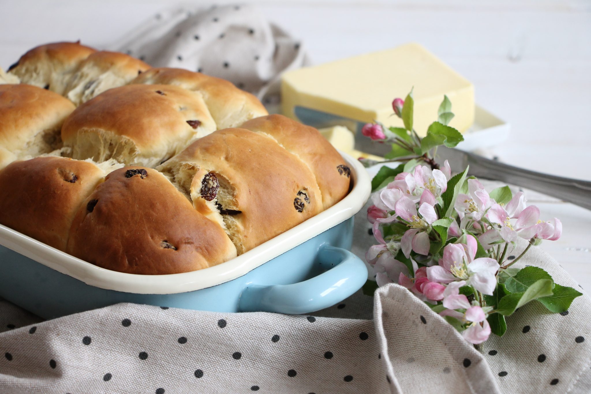 Hefeteig-Brötchen backen: Rezept für Schoko- und Rosinen-Brötchen ...