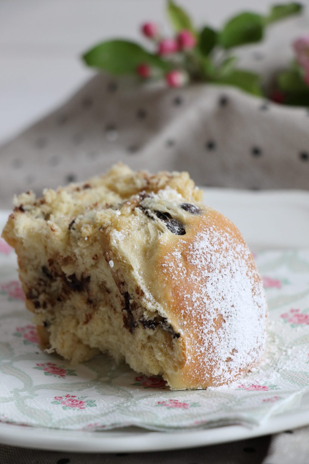 Hefeteig-Brötchen backen: Rezept für Schoko- und Rosinen-Brötchen ...