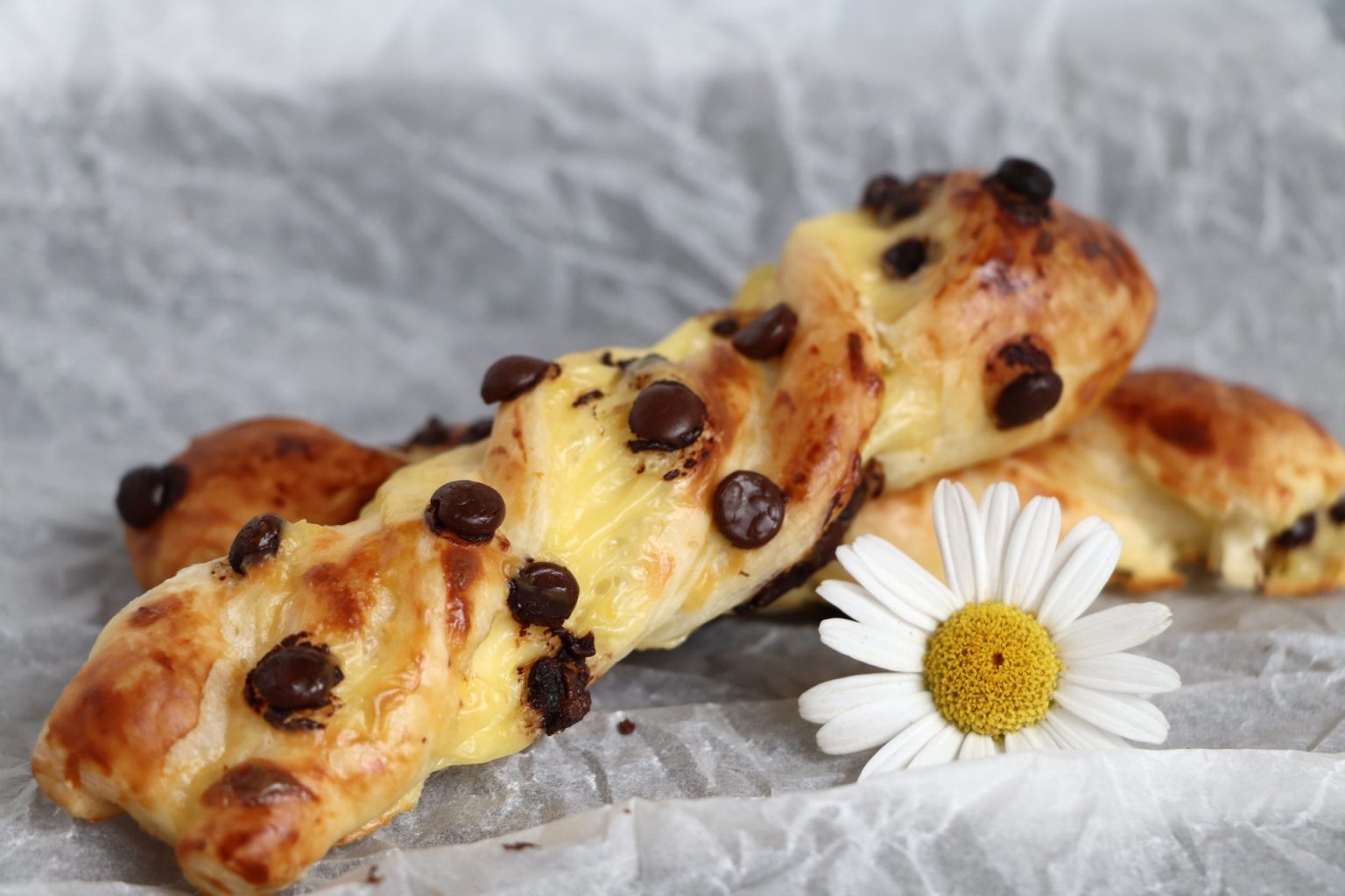 Blätterteigstangen: Süß &amp; lecker - mit Pudding und Schokotropfen ...