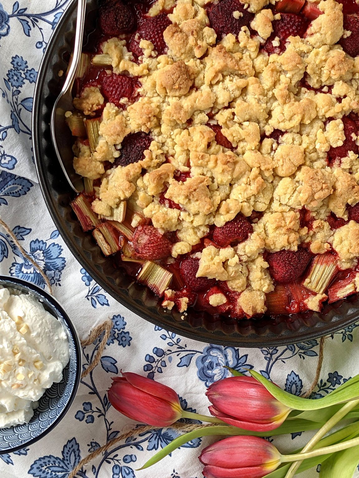 Rezept ErdbeerRhabarberCrumble mit Mandeln Lavendelblog