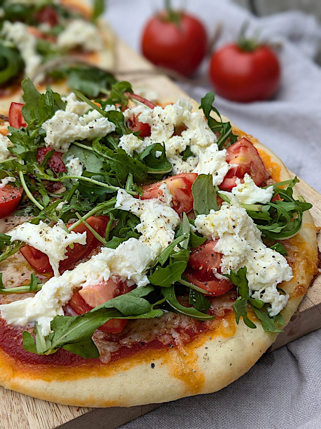 Pizza Rezept mit frischen Tomaten